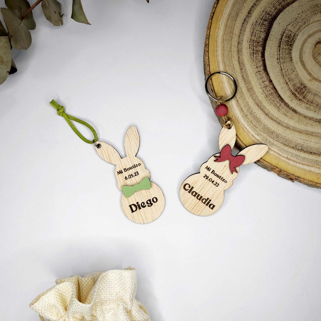 Conejo infantil con colgador o con llavero realizado con madera y corte y grabado láser.