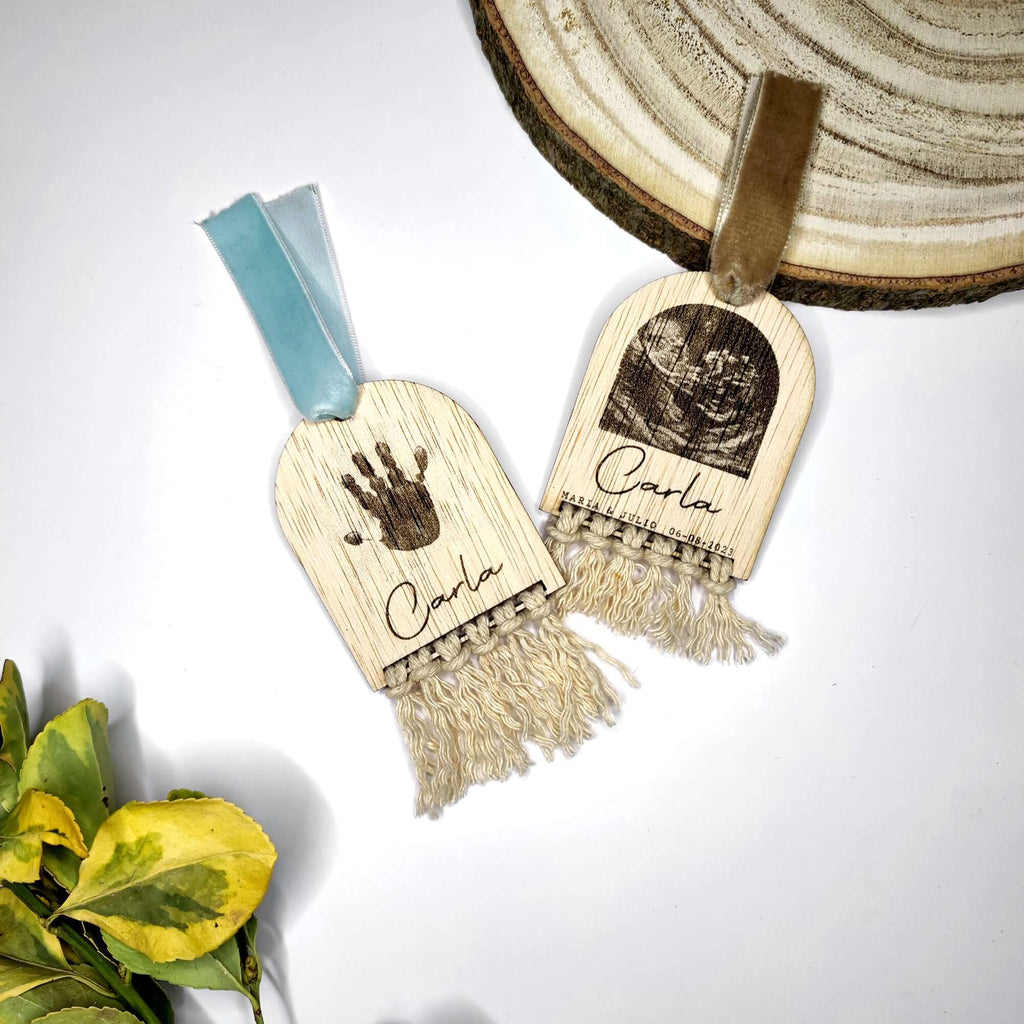 Ecografía y mano grabada con láser en madera.
