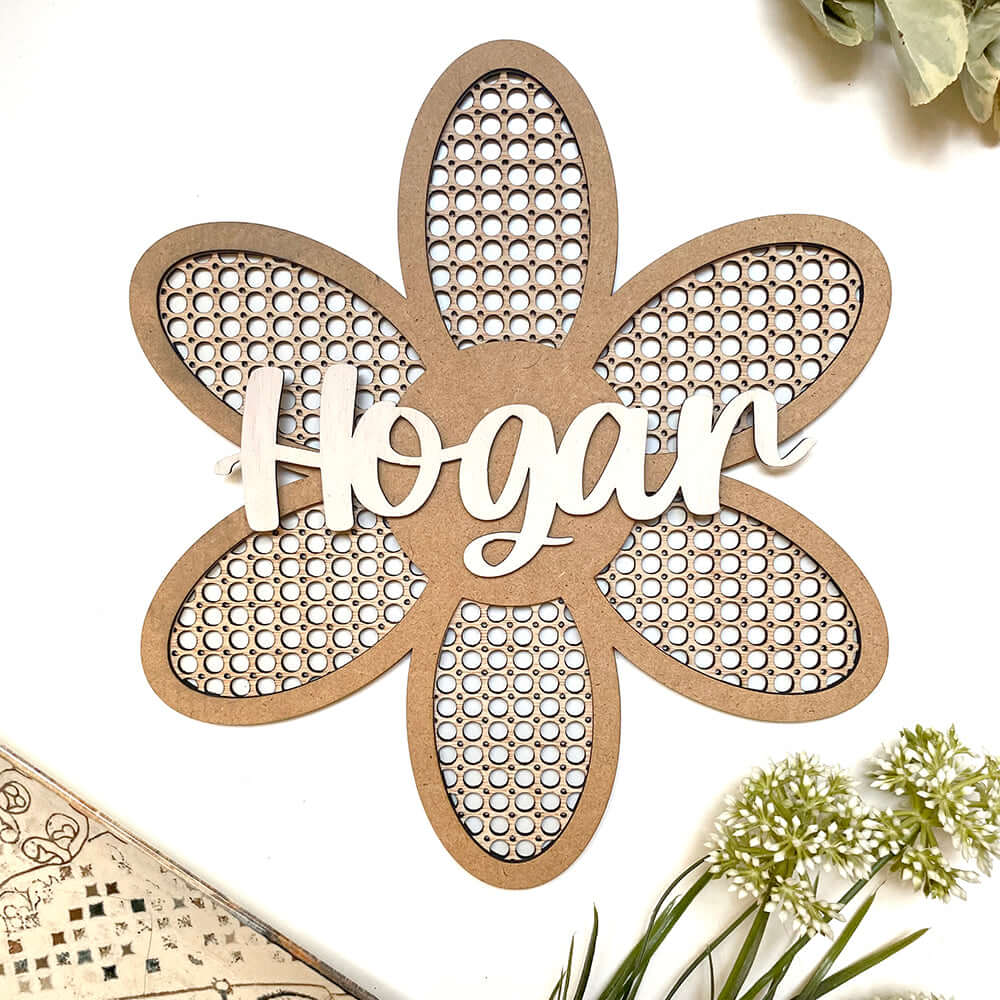 Flor de madera con patrón estilo Rattan y palabra en madera blanca lacada.
