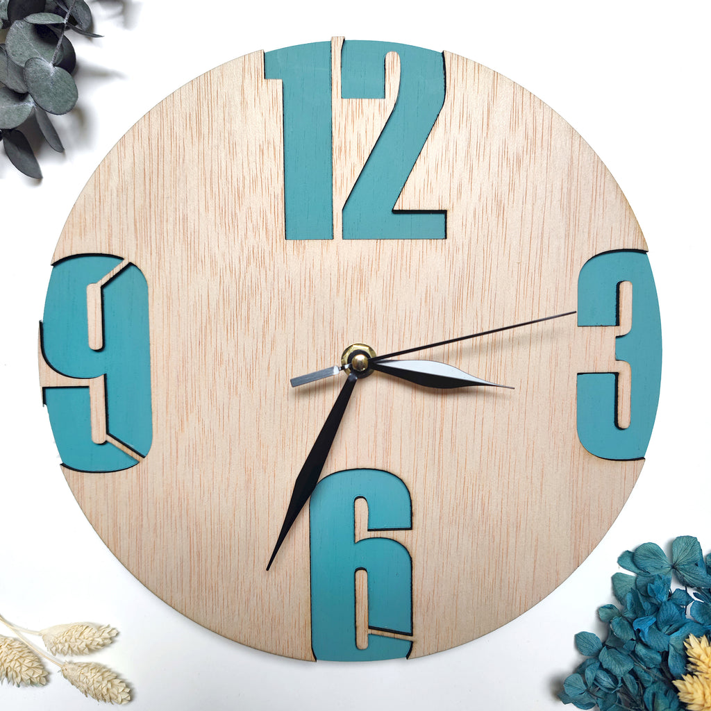 reloj hecho en madera con numeros recortados.